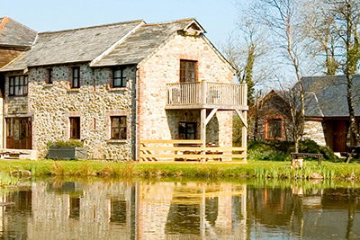 Lakeside Holiday Cottage - Sleeps 5 + cot
